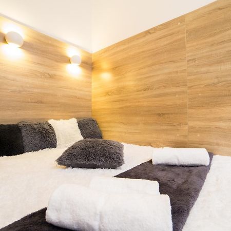Smart Apartment On Filatova ลวีฟ ภายนอก รูปภาพ