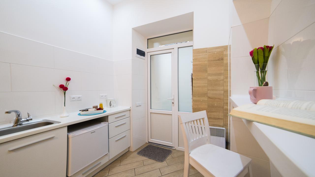 Smart Apartment On Filatova ลวีฟ ภายนอก รูปภาพ