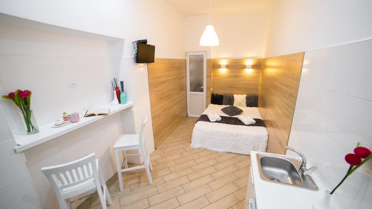 Smart Apartment On Filatova ลวีฟ ภายนอก รูปภาพ